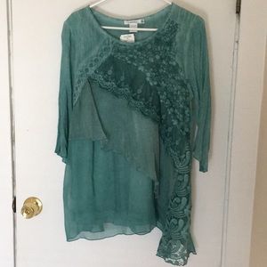 Breezy 3/4 sleeve tunic in teal.